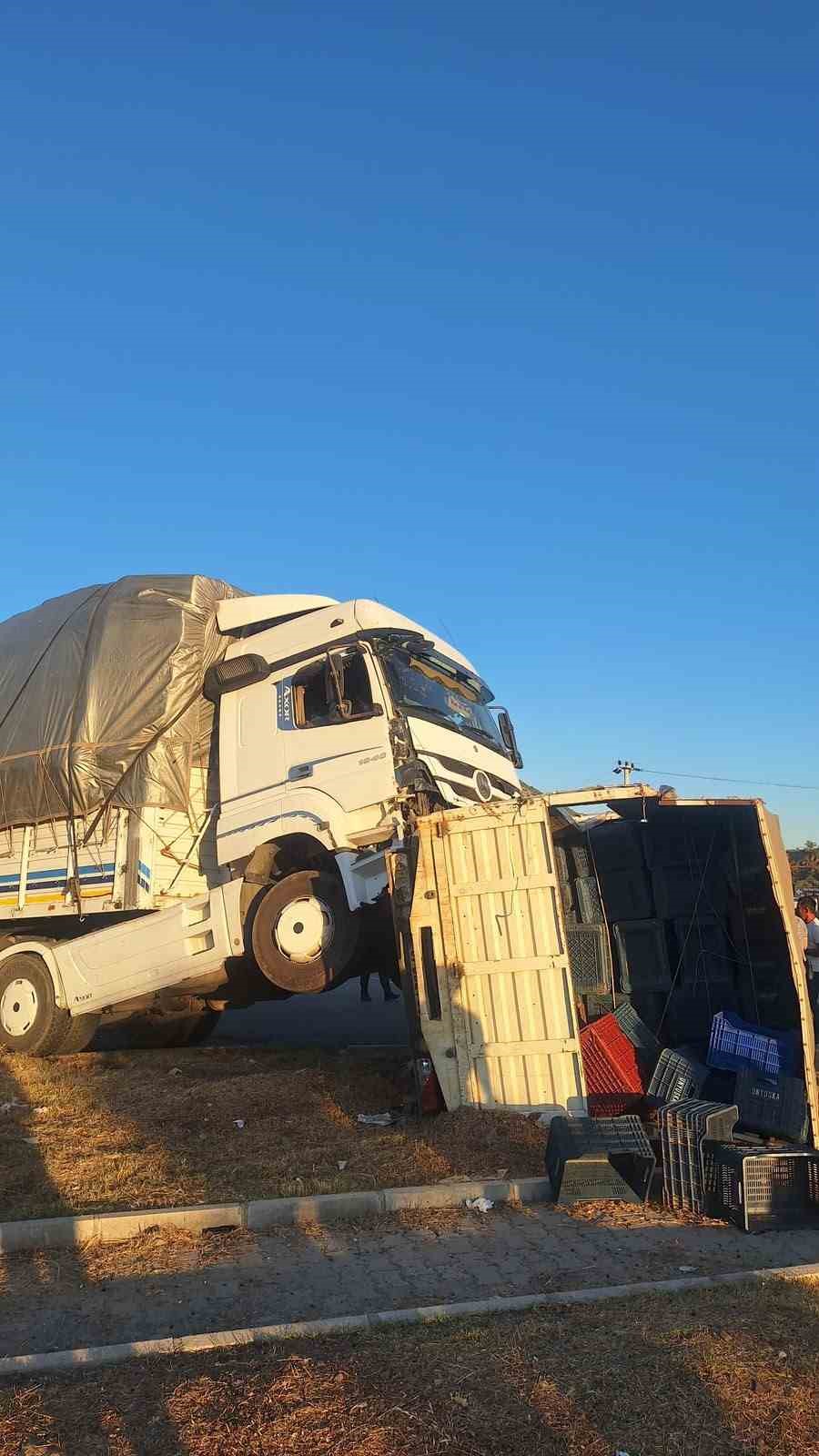 Manavgat&rsquo;ta tır ile kamyonetin &ccedil;arpıştığı kazada 1 kişi yaralandı