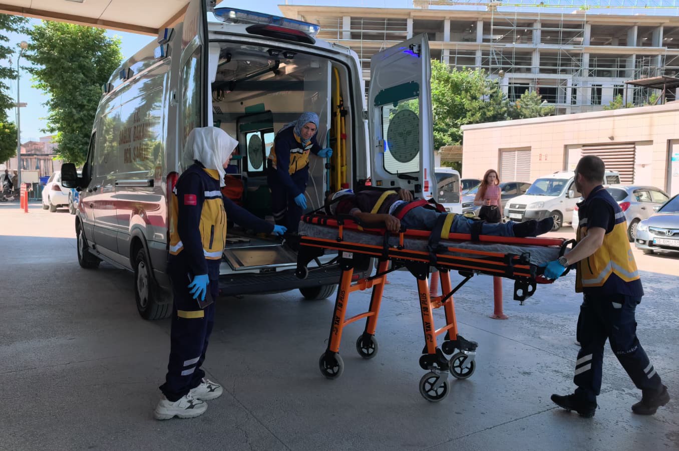 &Uuml;zerinden trakt&ouml;r ge&ccedil;ti, ağır yaralandı