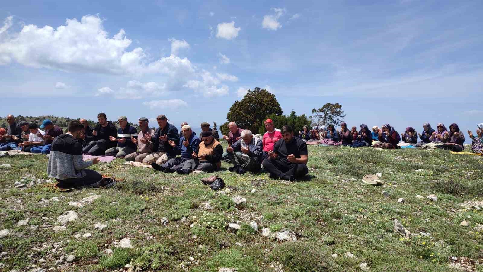 Y&uuml;zyıllık ş&uuml;k&uuml;r geleneği Kimya Dede zirvesinde yaşatıldı