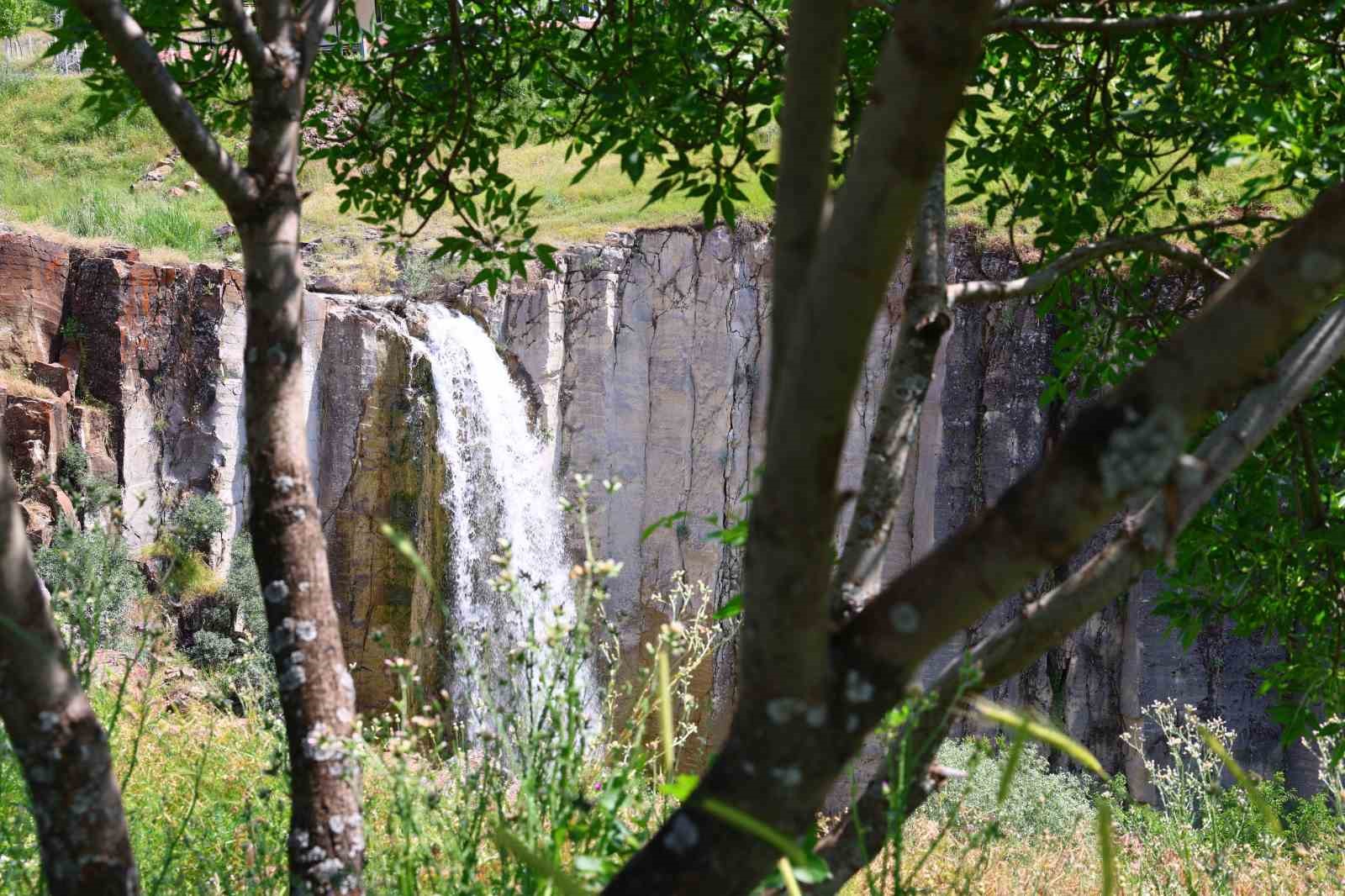 Elazığ&rsquo;da saklı doğa harikası: Nişankaya Şelalesi ve doğal kanyon