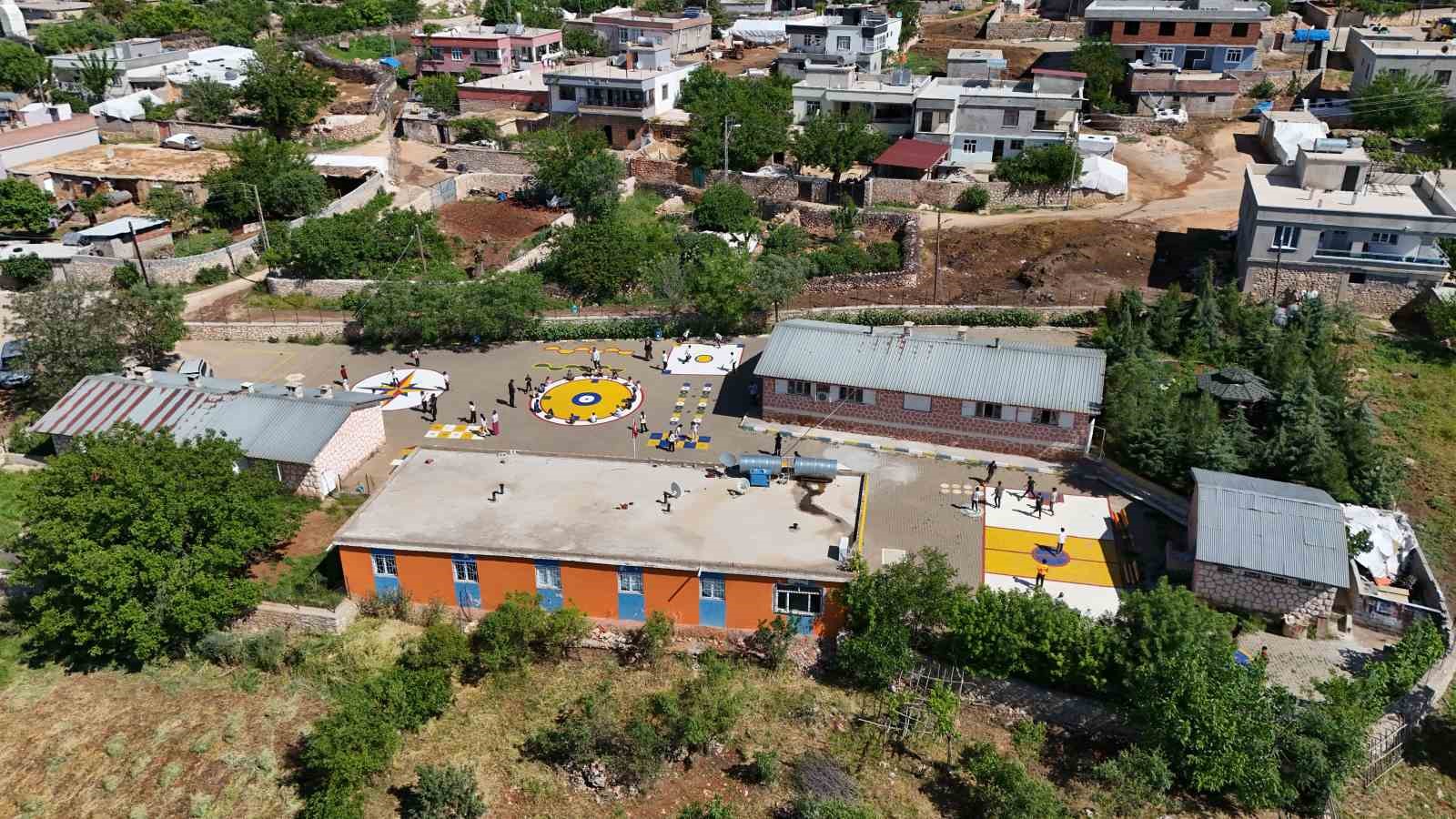 K&ouml;y okulunda Avrupa esintisi: Dersleri bah&ccedil;eye taşıdılar