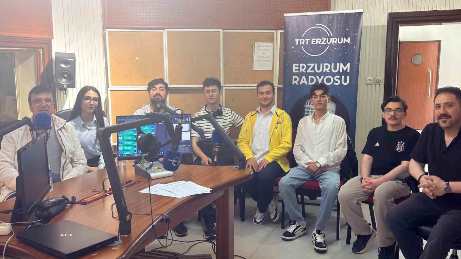 "Son Hasat" tiyatro ekibi TRT Erzurum Radyosu&rsquo;na konuk oldu