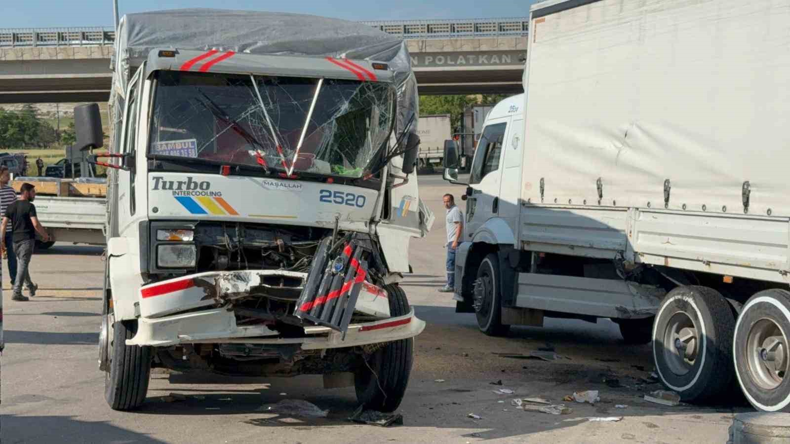 İki kamyonun karıştığı kazada sıkışan s&uuml;r&uuml;c&uuml;y&uuml; itfaiye ekipleri &ccedil;ıkardı