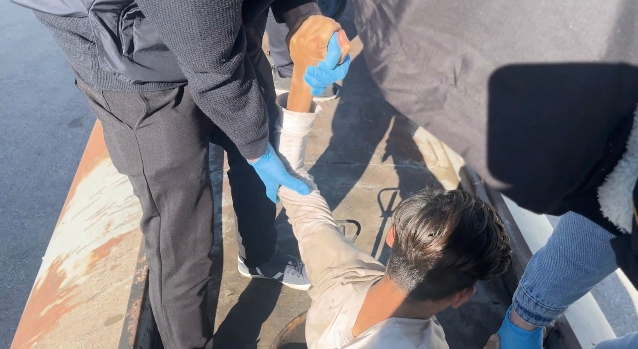 Bitlis&rsquo;te yakıt tankerinin i&ccedil;inde 30 ka&ccedil;ak g&ouml;&ccedil;men yakalandı