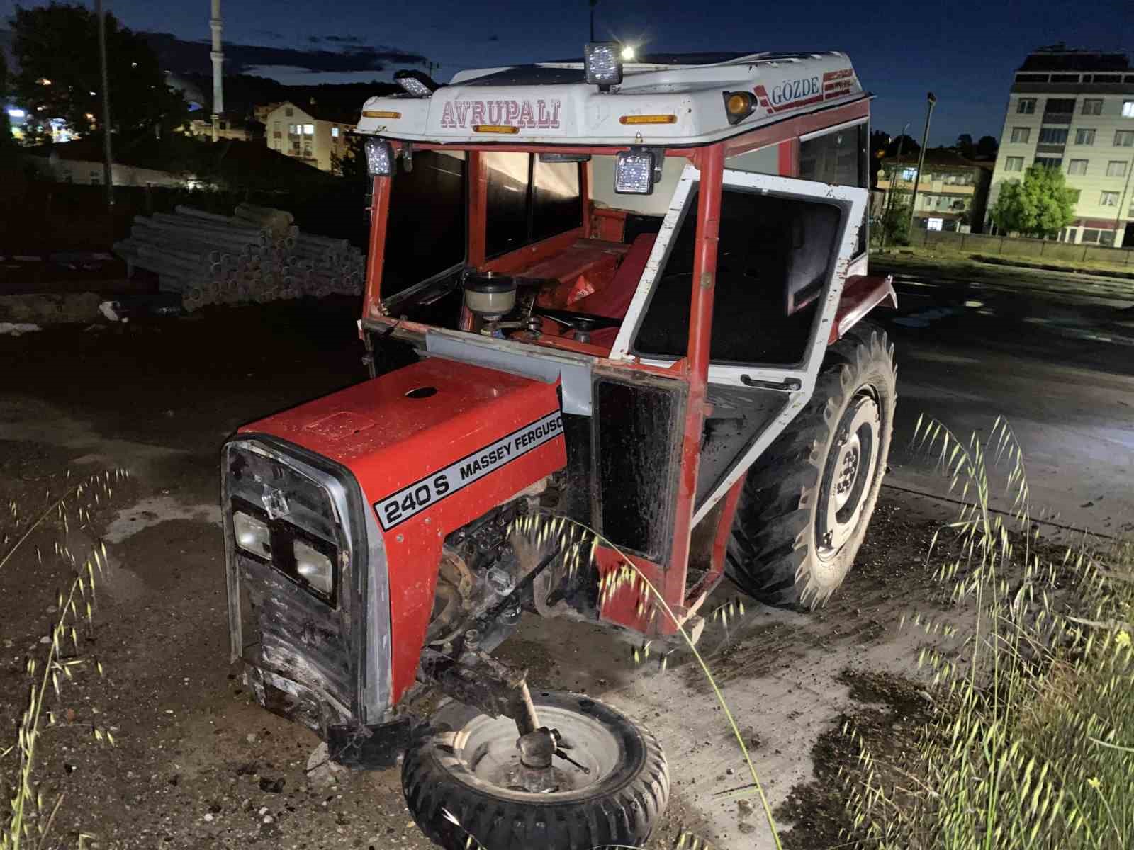 Kaldırıma çıkan traktör ağaca çarptı