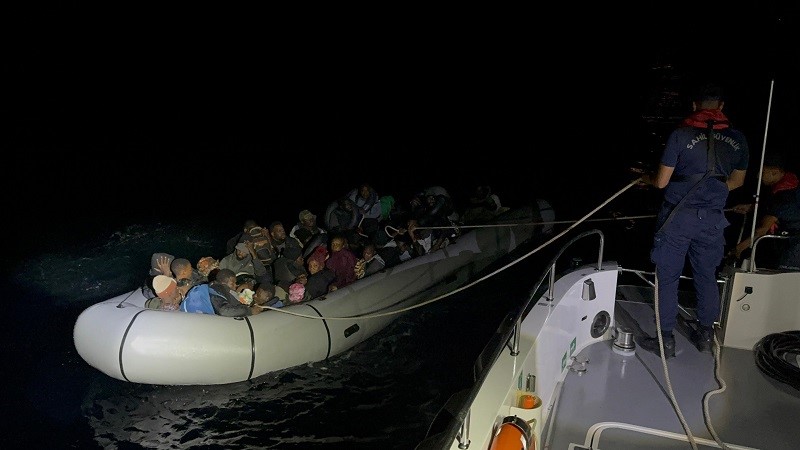 İzmir a&ccedil;ıklarında g&ouml;&ccedil;men operasyonu: 4&rsquo;&uuml; &ccedil;ocuk 65 d&uuml;zensiz g&ouml;&ccedil;men yakalandı