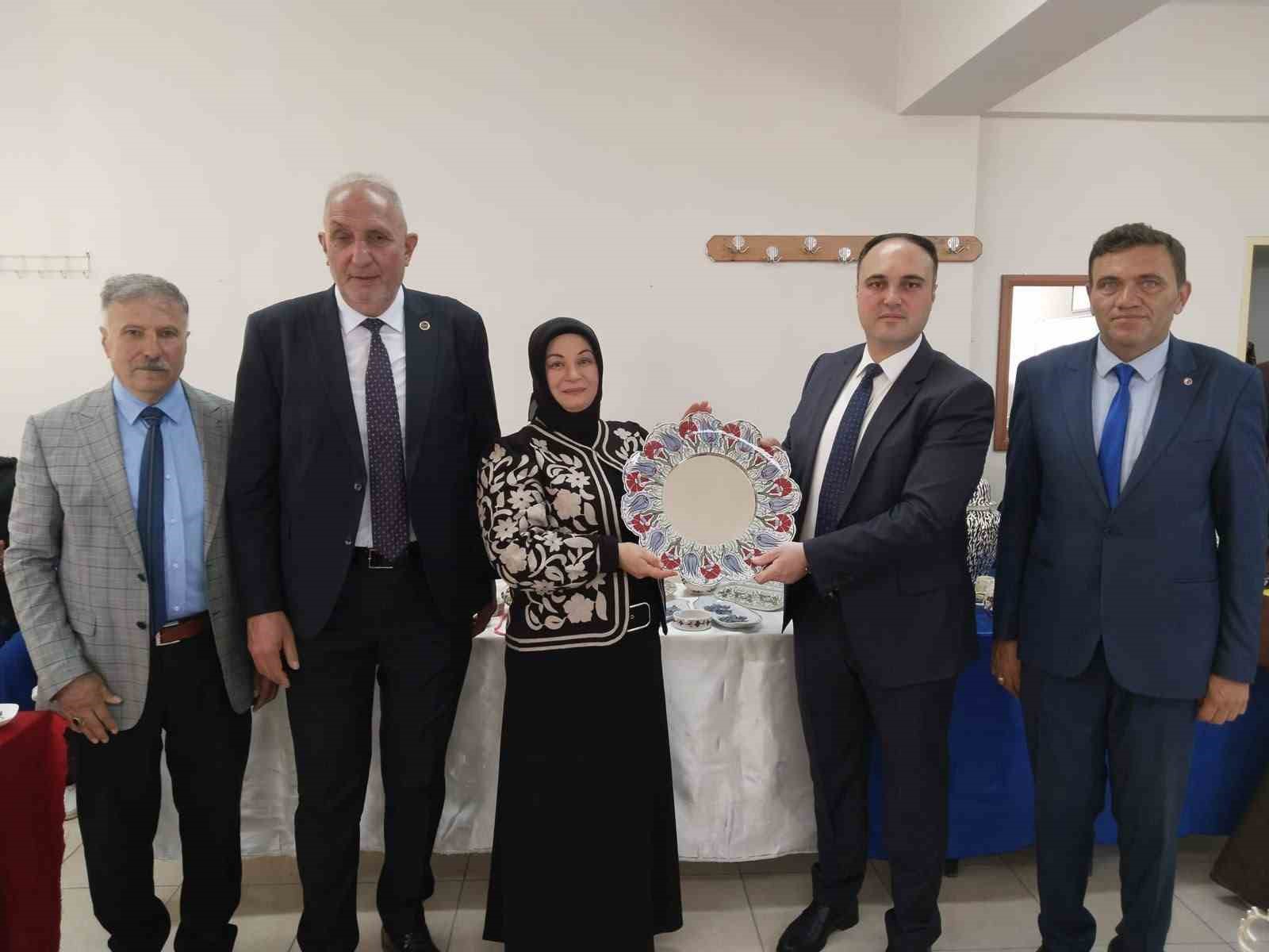 Aslanapa&rsquo;da yılsonu sergisi a&ccedil;ıldı