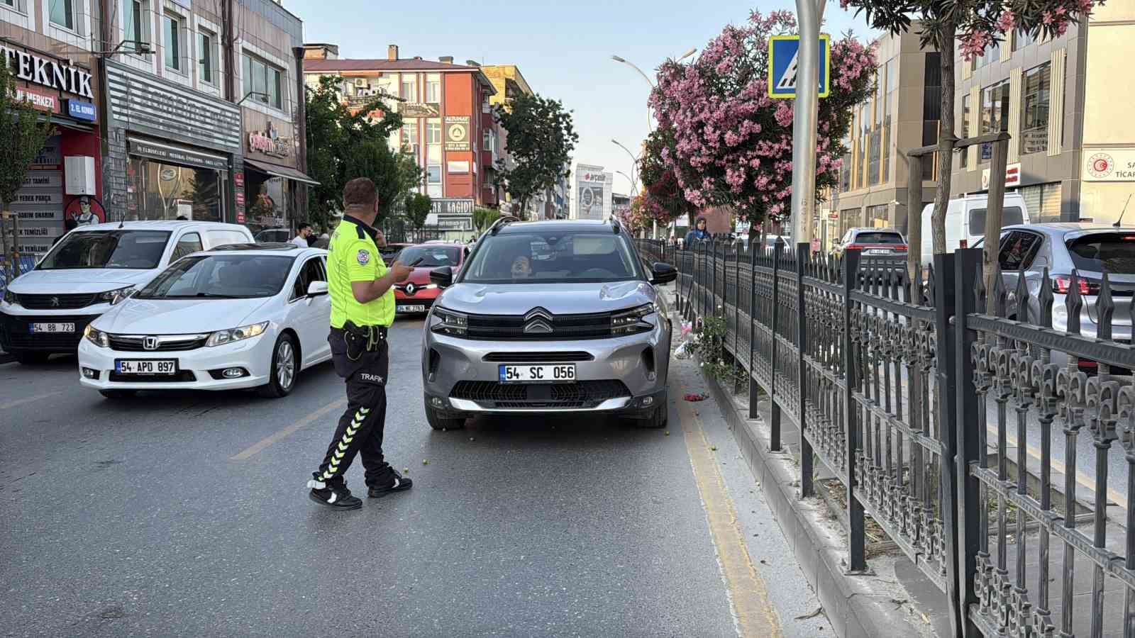 Yaya geçidinden geçerken otomobilin çarptığı kadın yaralandı