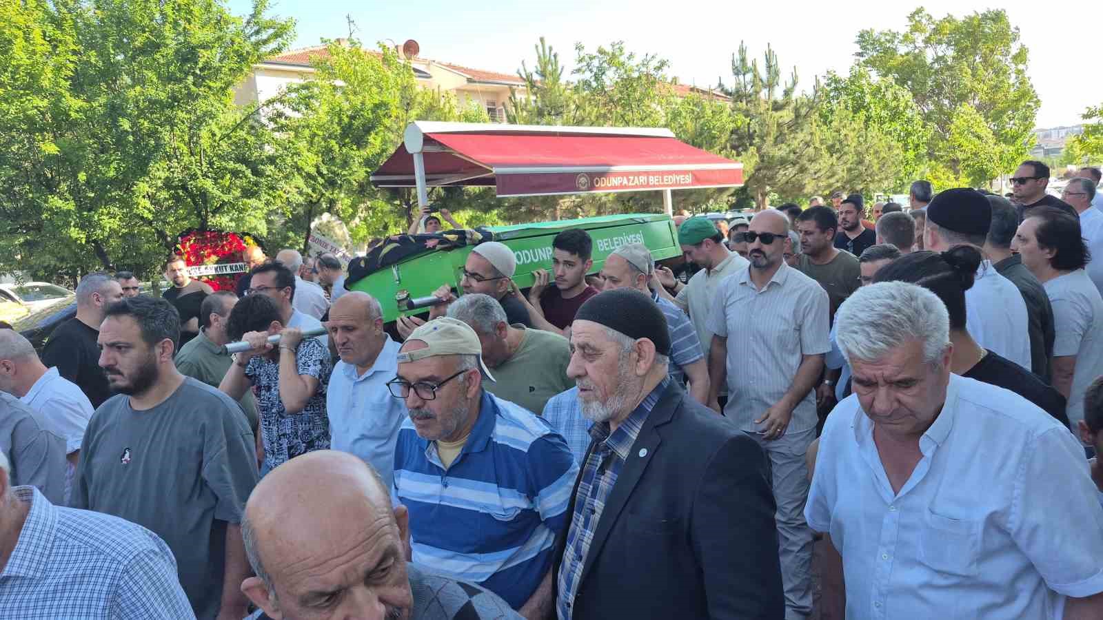 &Uuml;nl&uuml; yazar Dilek Cesur&rsquo;un annesi g&ouml;zyaşları i&ccedil;inde toprağa verildi
