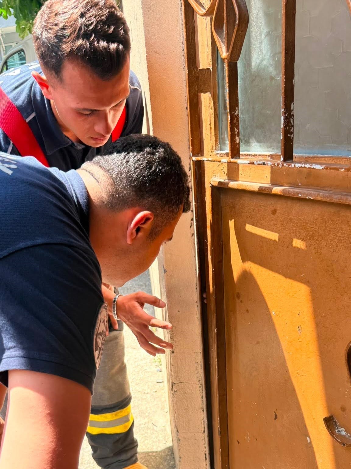 Parmağı kapıya sıkışan &ccedil;ocuğun imdadına itfaiye yetişti