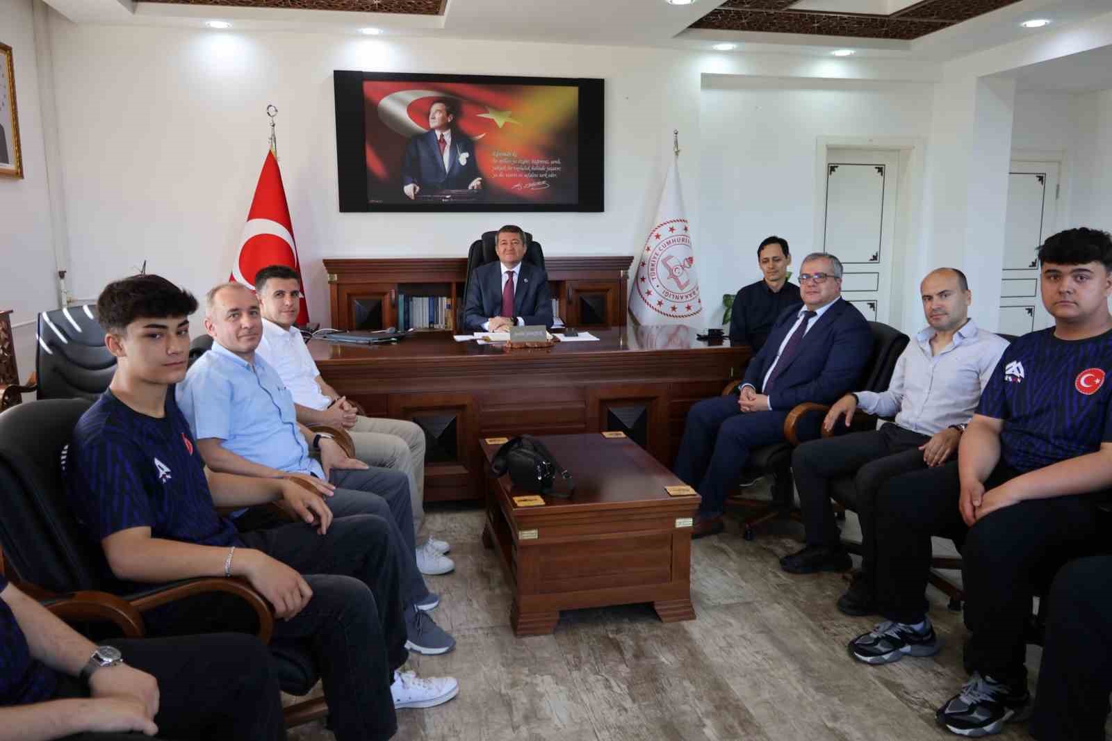 D&uuml;nya şampiyonlarına başarı belgeleri verildi