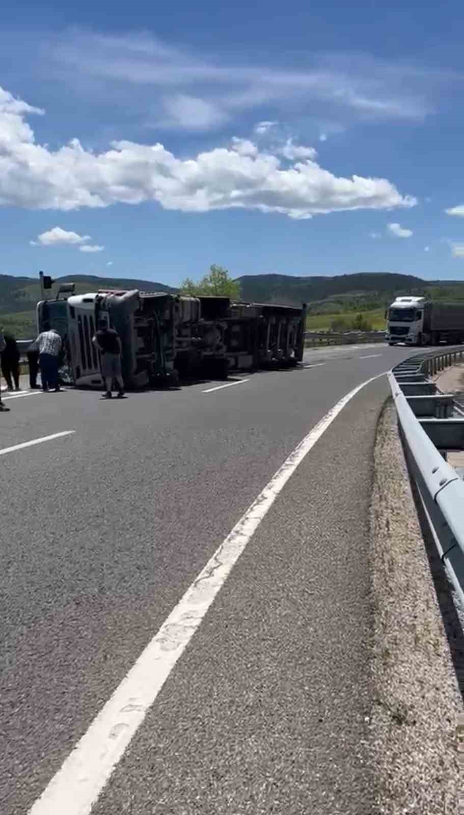 Hurda demiri y&uuml;kl&uuml; tır devrildi: 1 yaralı