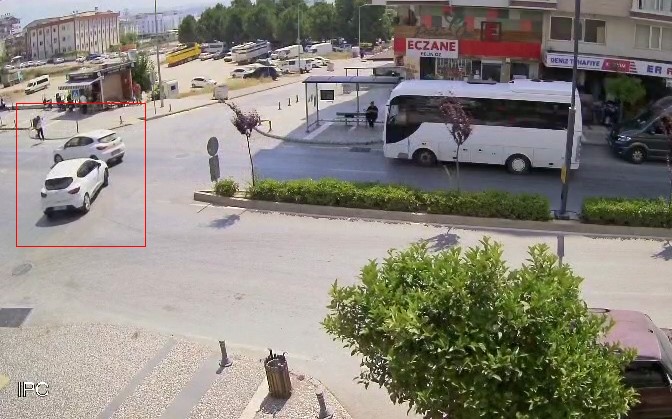 Antalya&rsquo;da g&ouml;z g&ouml;re g&ouml;re gelen kaza kamerada