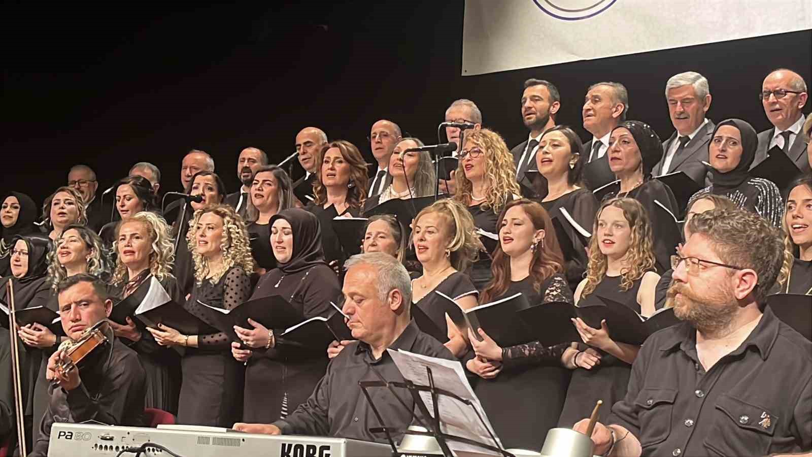 &Ccedil;orum&rsquo;da T&uuml;rk sanat m&uuml;ziği ve T&uuml;rk halk m&uuml;ziği konseri sanatseverleri mest etti