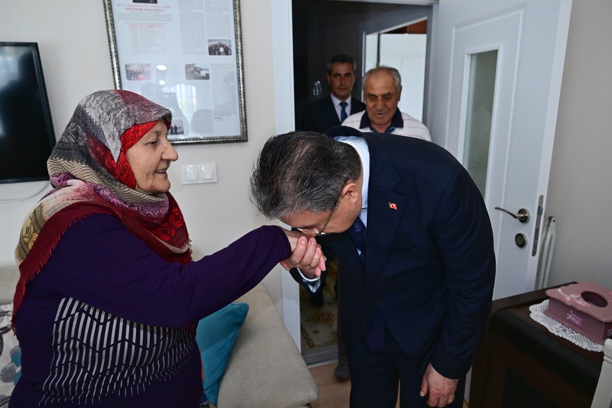 Vali Yılmaz, Babalar G&uuml;n&uuml;&rsquo;nde şehit ailesini ziyaret etti
