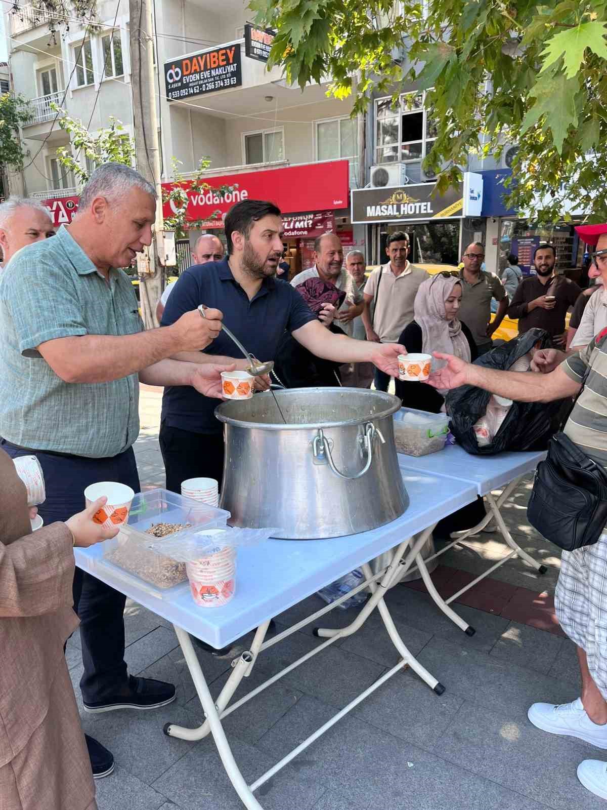 Burhaniye&rsquo;de geleneksel aşure hayrı ilgi g&ouml;rd&uuml;