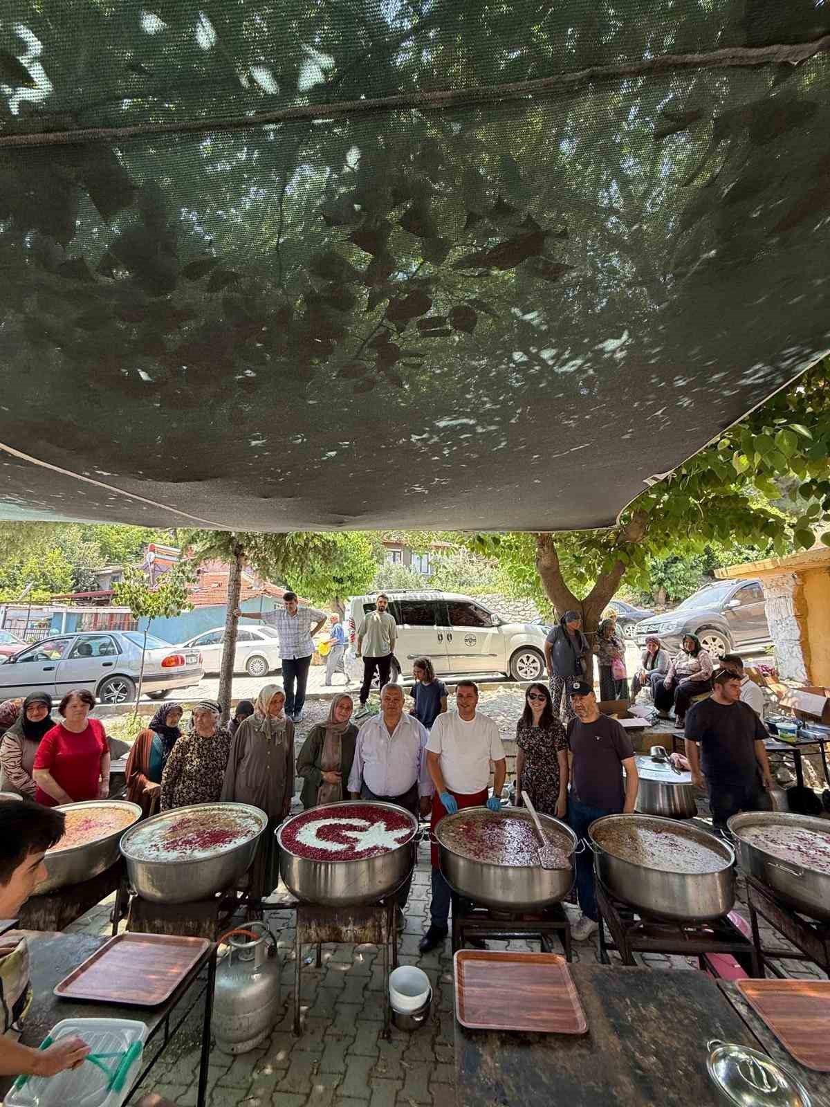 G&uuml;roluk Mahallesi&rsquo;nde 34 yıllık aşure geleneği yaşatılıyor