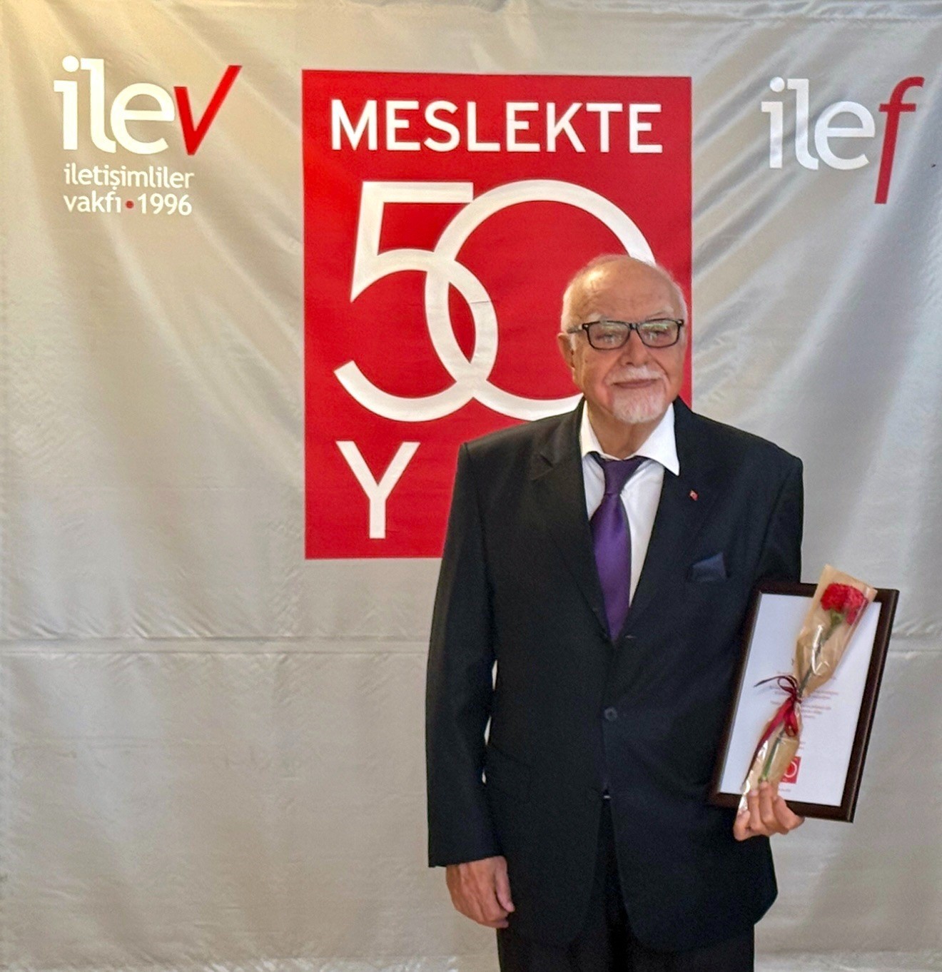 Duayen Gazeteci Ağar&rsquo;a "Meslekte 50 Yıl Onur &Ouml;d&uuml;l&uuml;" verildi