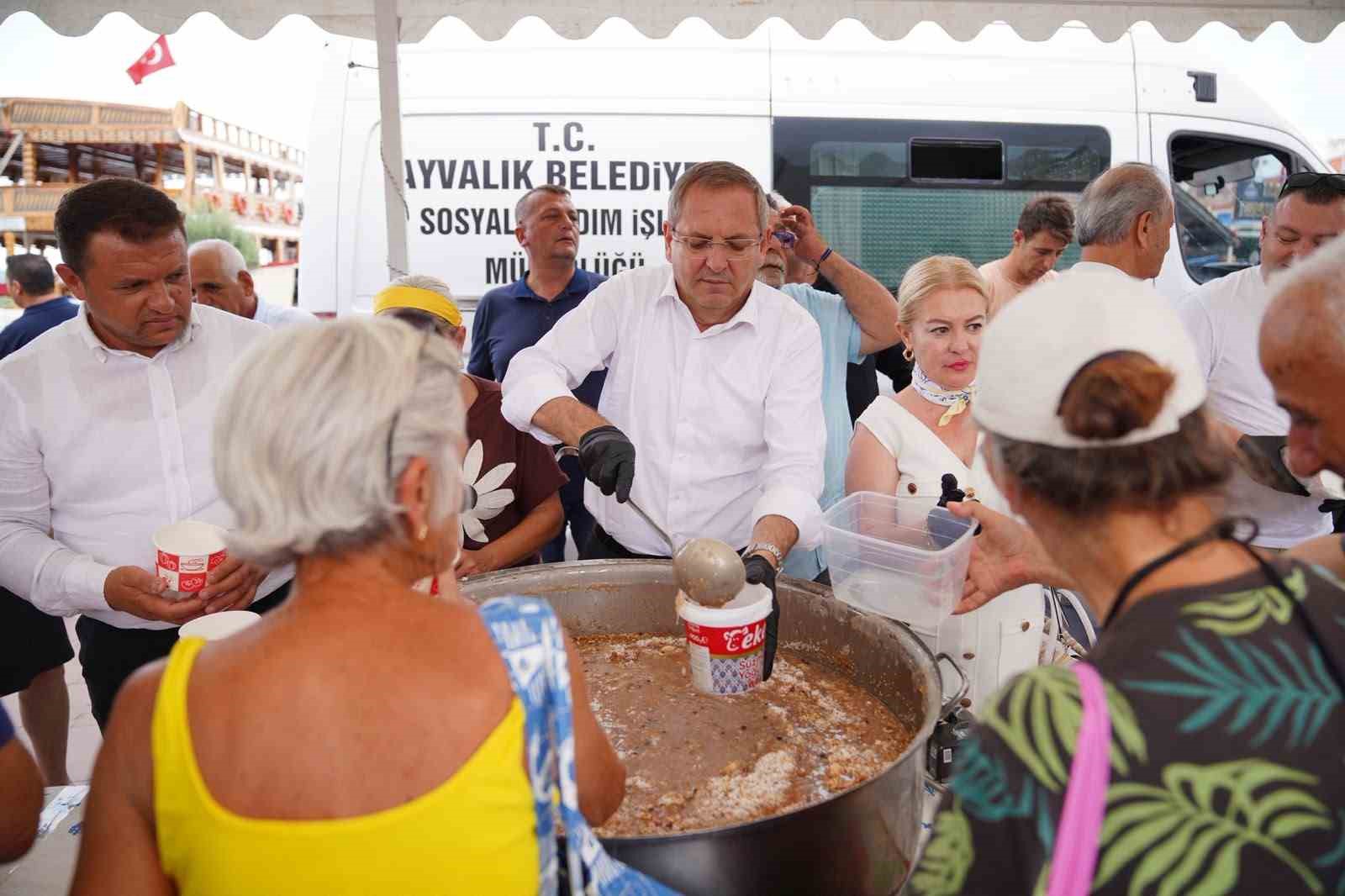 Ayvalık&rsquo;ta binlerce kişiye aşure ikram edildi