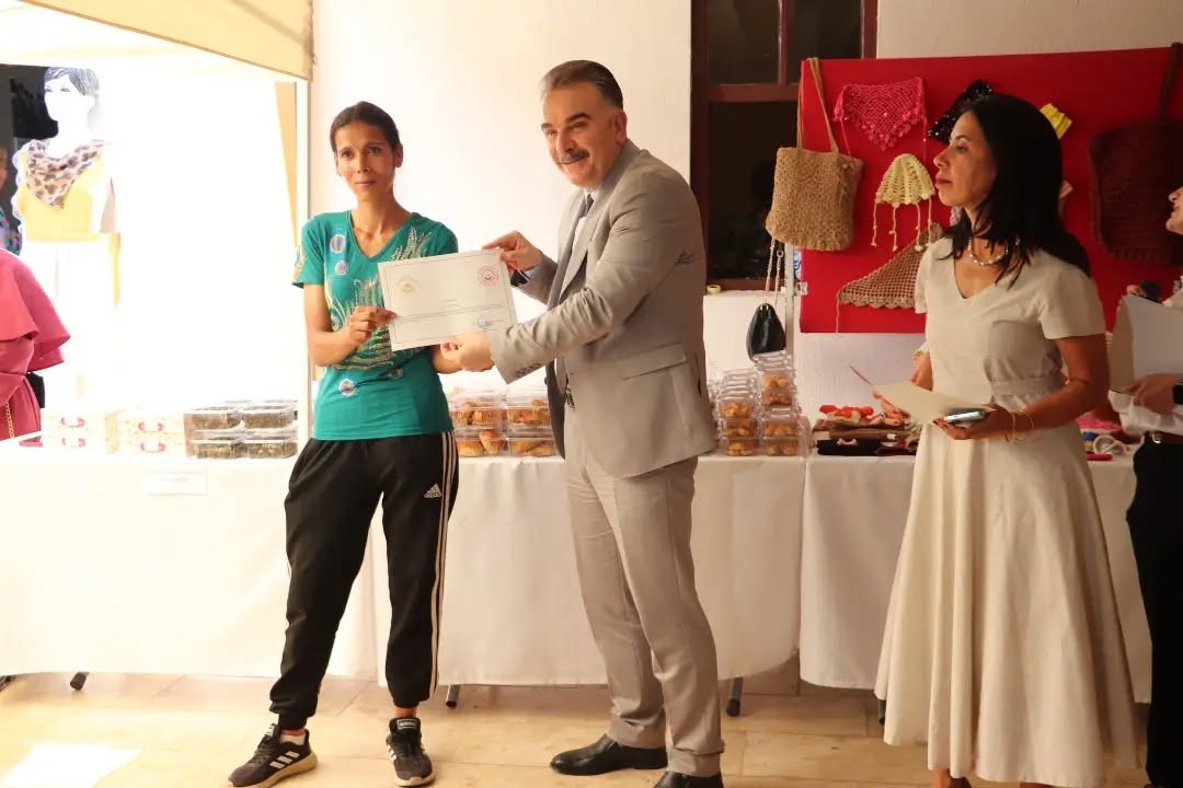 Edremit&rsquo;te kursiyerlerin el emeği g&ouml;z nuru &uuml;r&uuml;nleri sergilendi