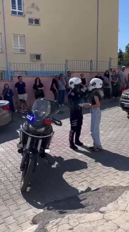 Keşan&rsquo;da motosikletli polis timleri sınava ge&ccedil; kalan &ouml;ğrencilerin imdadına yetişti