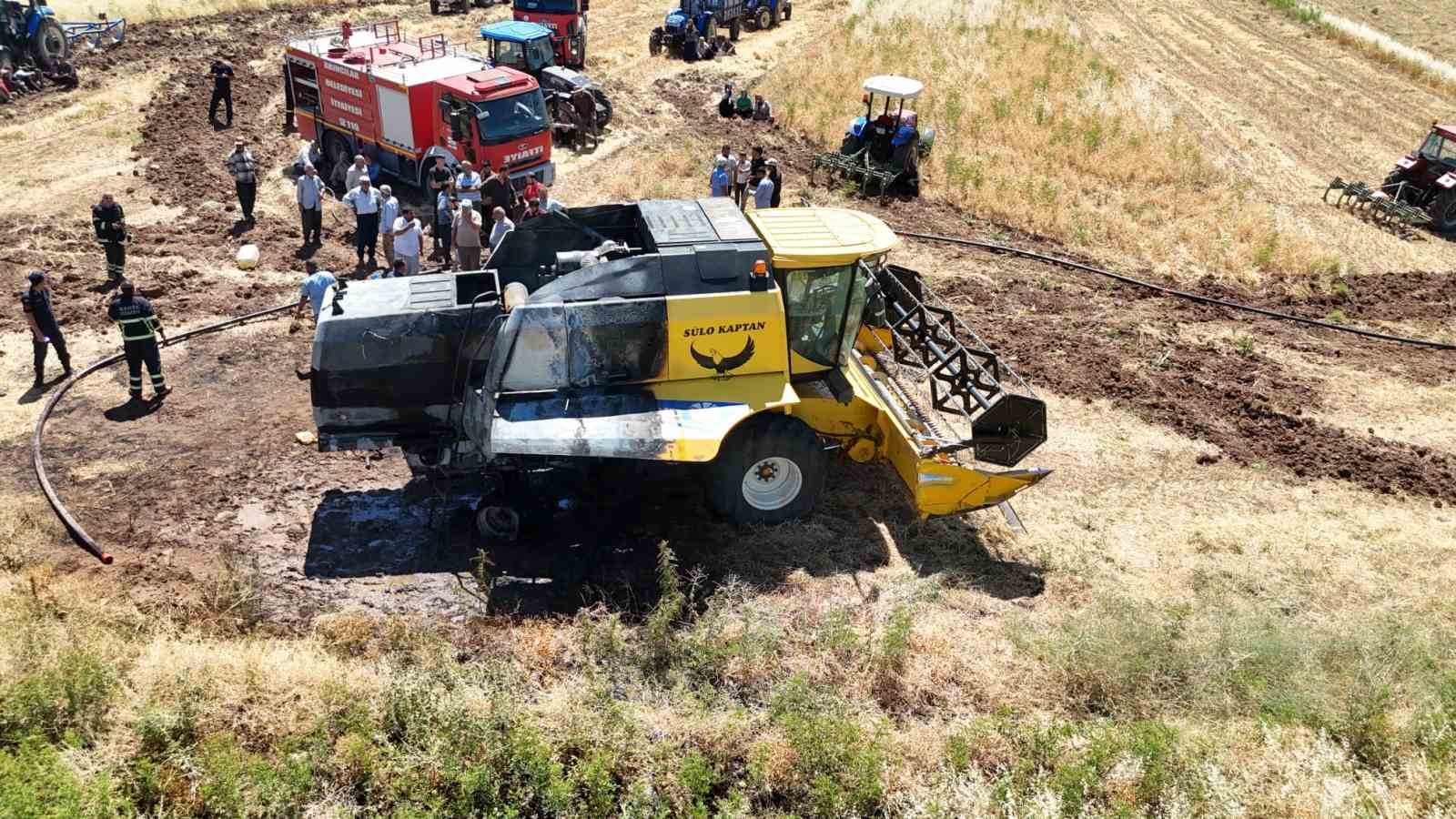 Buğday hasadı sırasında bi&ccedil;erd&ouml;ver alevlere teslim oldu
