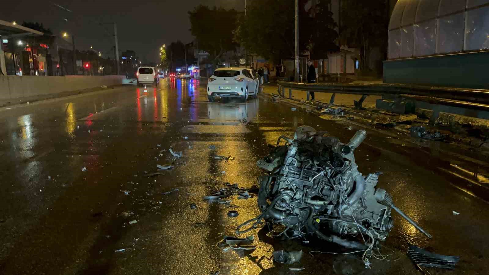 Kaza yaptı, motor yerinden &ccedil;ıktı: 1&rsquo;i ağır 2 yaralı