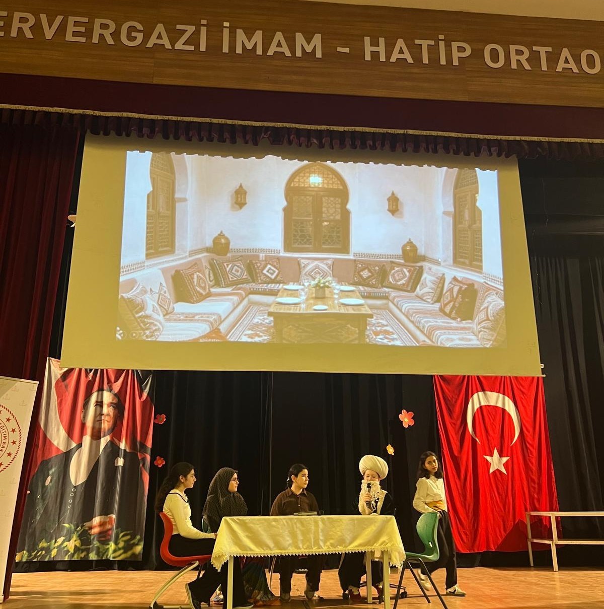 Gen&ccedil;ler İngilizceyi sanatla buluşturdu