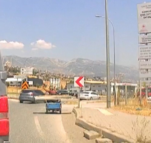 Trafikte beklerken motosiklet &uuml;zerinde oynamaya başladı