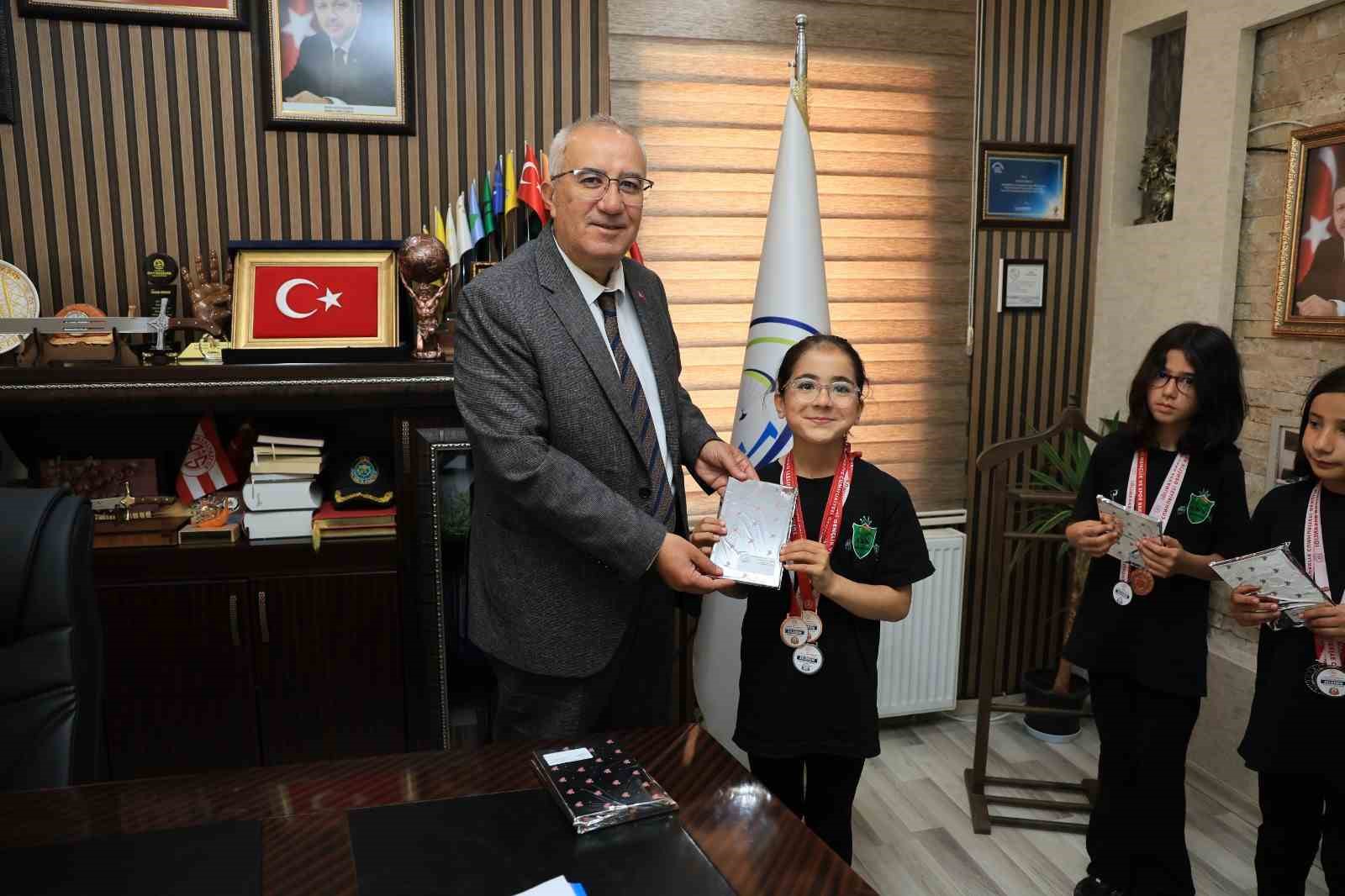 &Ccedil;amelili minik atletlerden b&uuml;y&uuml;k başarı