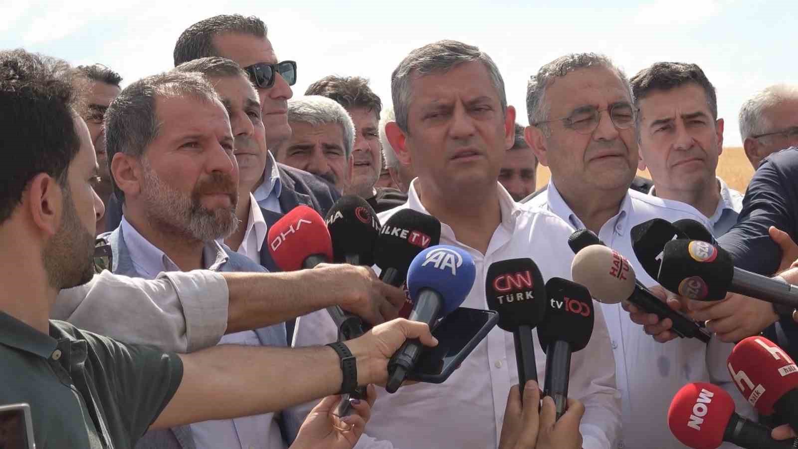 CHP Grup Başkanı &Ouml;zel, Diyarbakır&rsquo;da bi&ccedil;erd&ouml;verle buğday bi&ccedil;ti