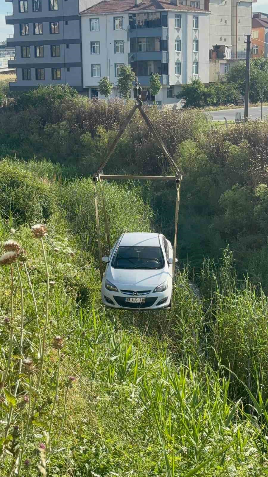 Yokuşta kayan otomobil dereye u&ccedil;tu