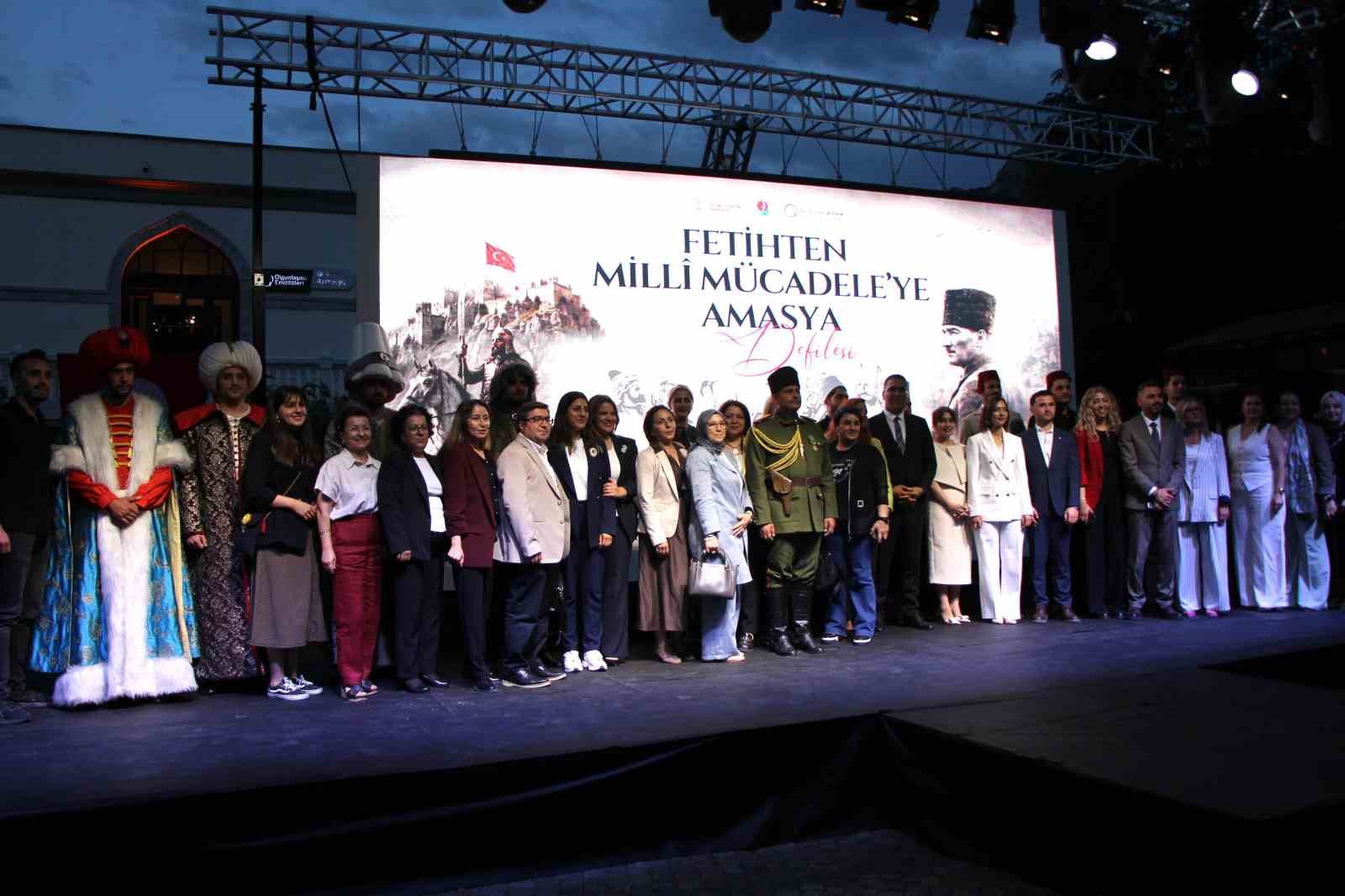 Bin yıllık kıyafetler defilede: "Fetihten Milli M&uuml;cadeleye Amasya"