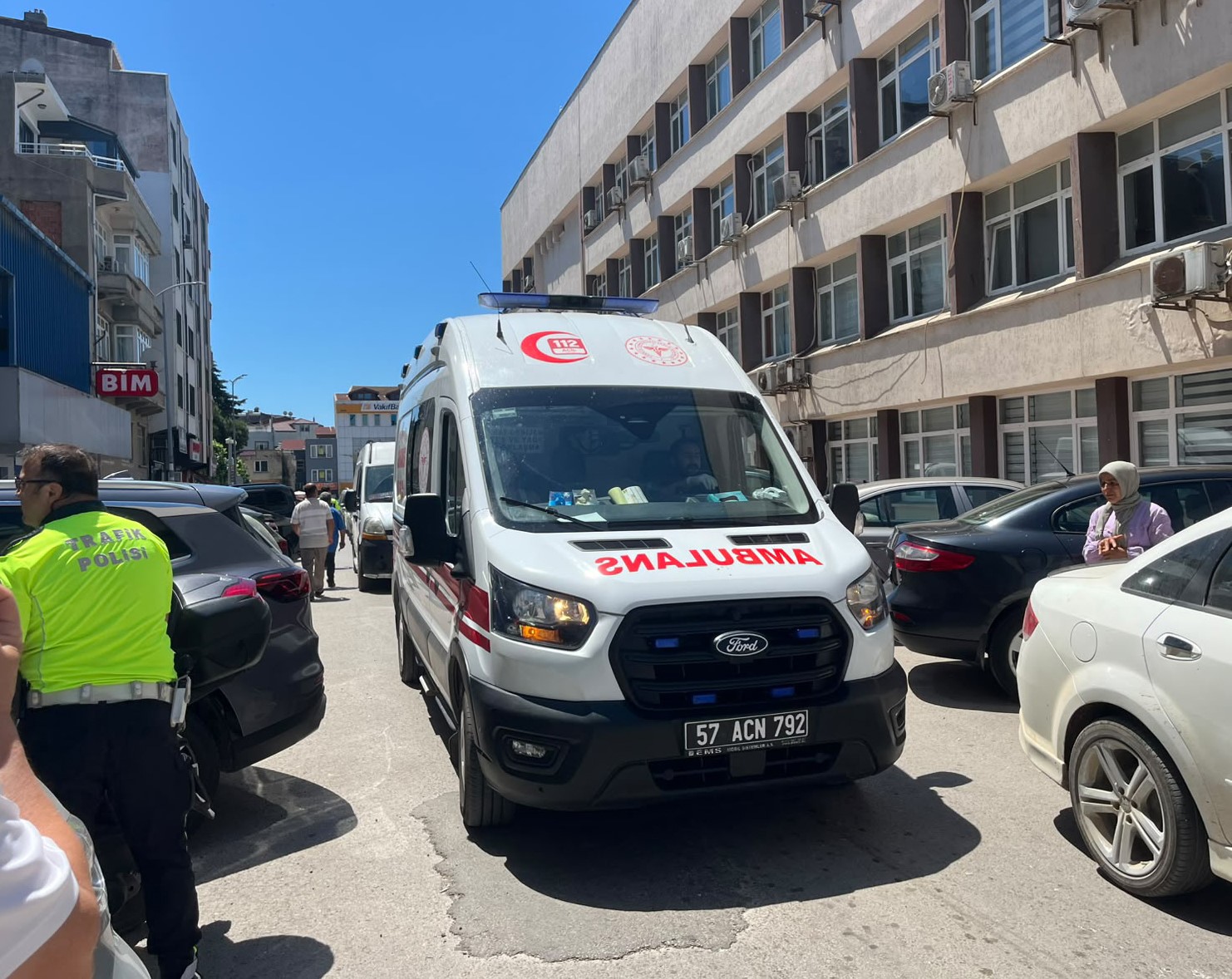 Sinop&rsquo;ta otomobil kapısına &ccedil;arpan motosikletli yaralandı