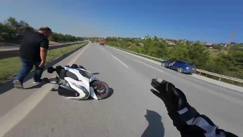 Mikserden d&uuml;şen malzeme motosiklet s&uuml;r&uuml;c&uuml;s&uuml;n&uuml; &ouml;l&uuml;mle burun buruna getirdi