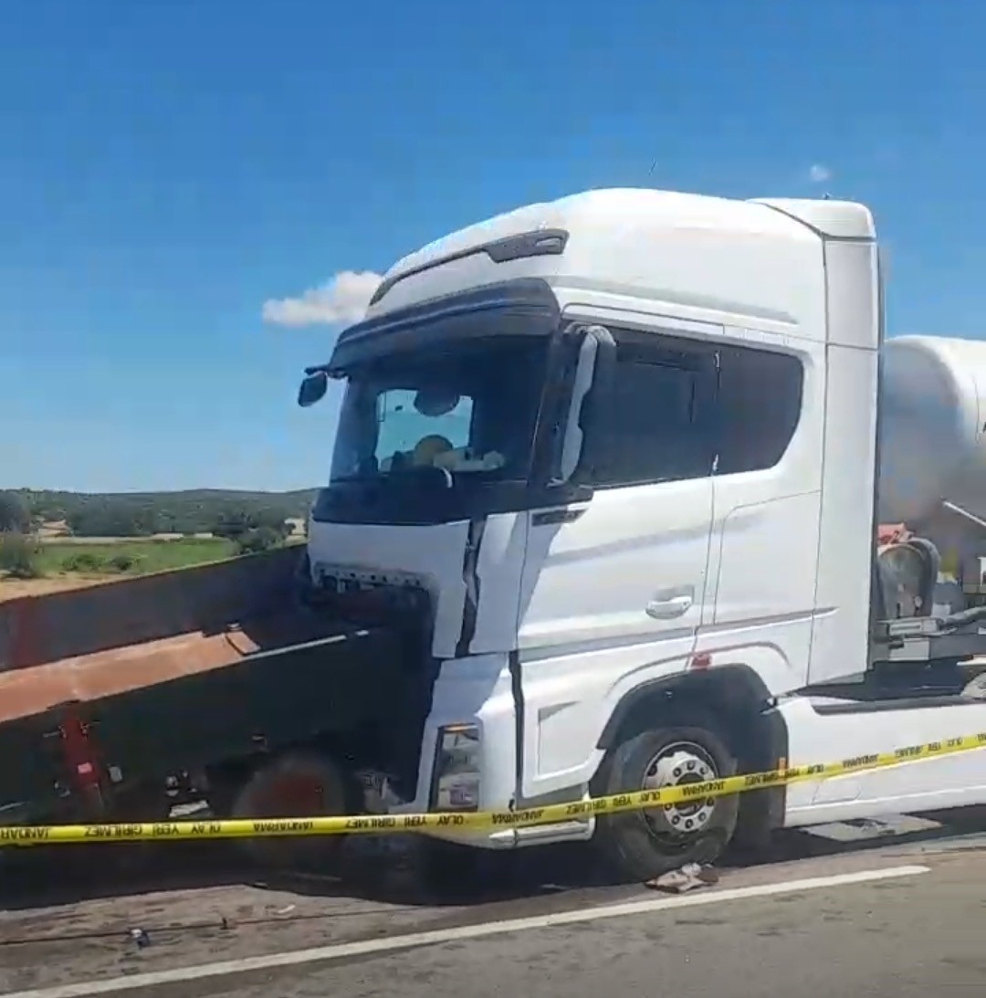 Kırklareli&rsquo;nde tırın &ccedil;arptığı trakt&ouml;r&uuml;n s&uuml;r&uuml;c&uuml;s&uuml; hayatını kaybetti