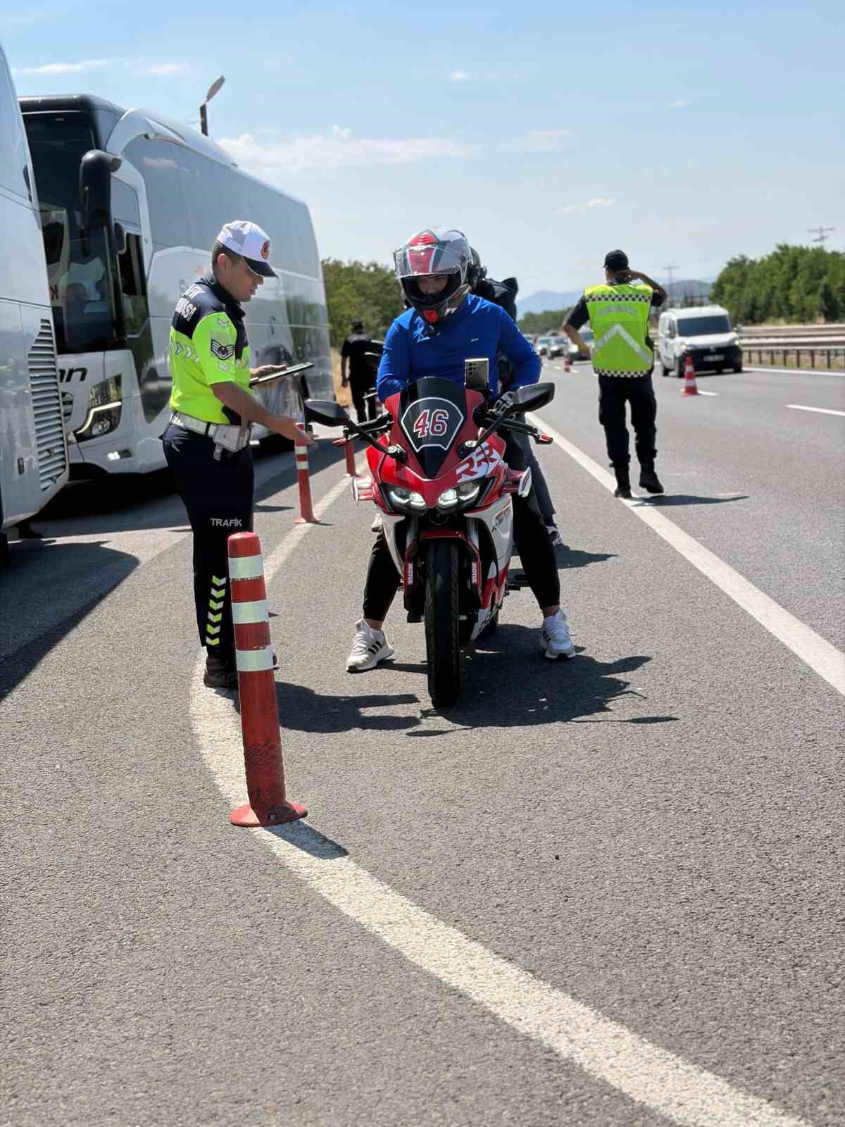 Bilecik&rsquo;te motosiklet s&uuml;r&uuml;c&uuml;lerine g&uuml;venli s&uuml;r&uuml;ş eğitimi