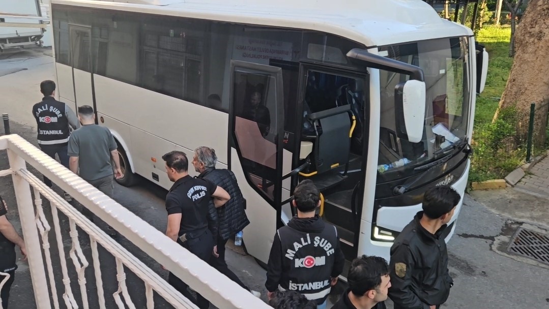 İBB&rsquo;ye y&ouml;nelik son dalga operasyonunda g&ouml;zaltına alınan 12 kişi sağlık kontrol&uuml;nden ge&ccedil;irildi