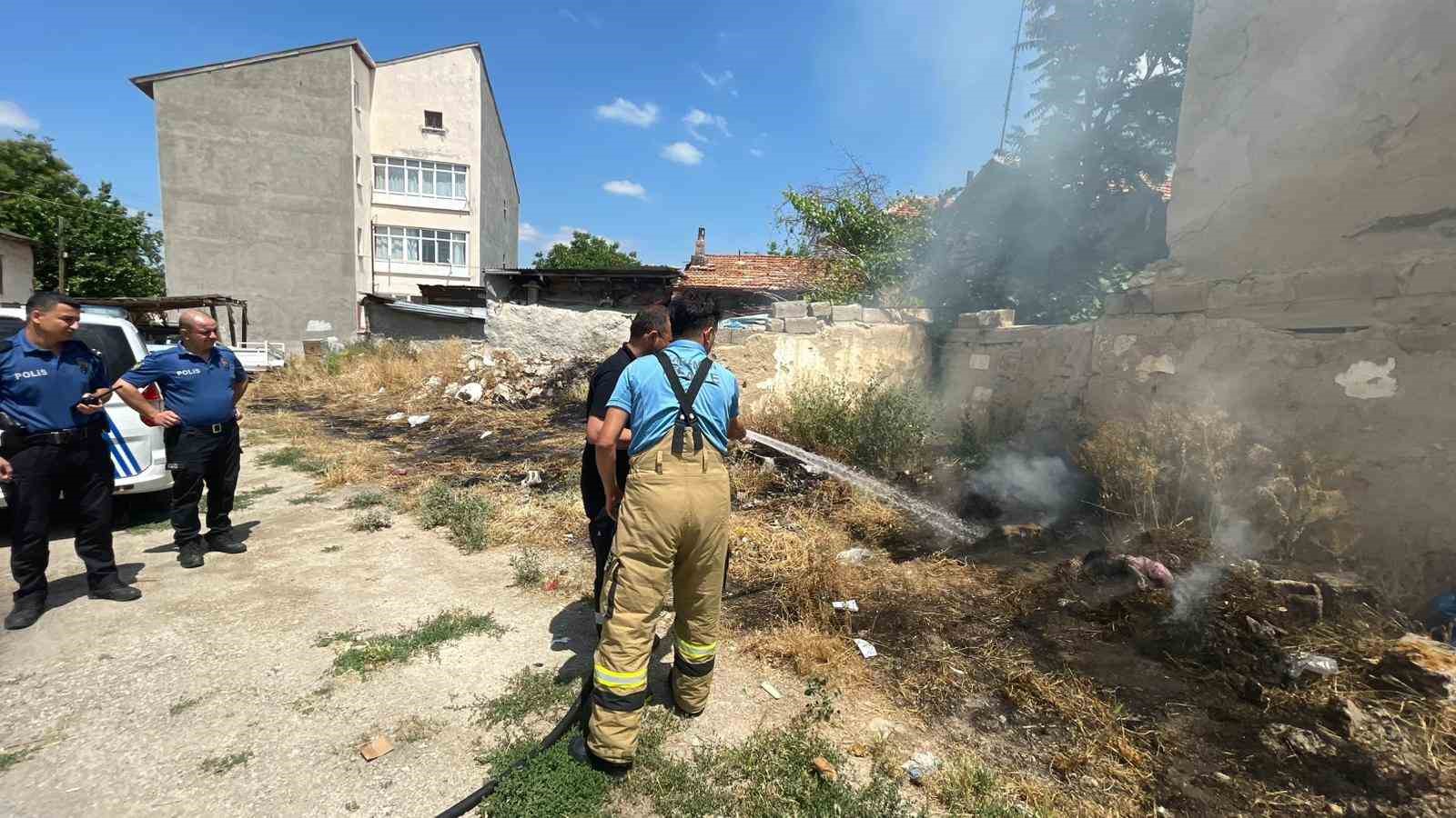 &Ccedil;&ouml;p konteynerinde &ccedil;ıkan yangın korkuttu