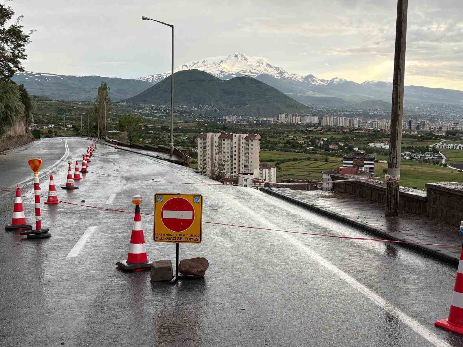 Kayseri&rsquo;de istinat duvarı &ccedil;&ouml;kt&uuml;, bir ev zarar g&ouml;rd&uuml;