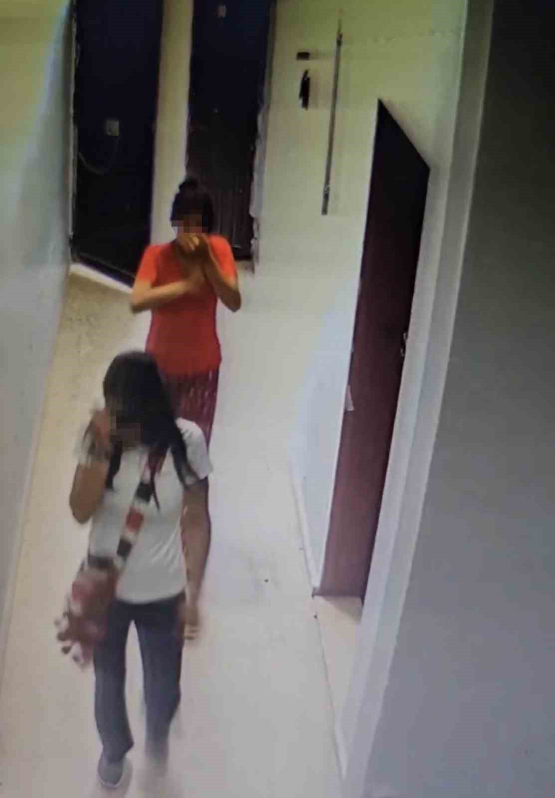 Apartmanın giriş kapısını zorlayan iki ş&uuml;pheli kamerada