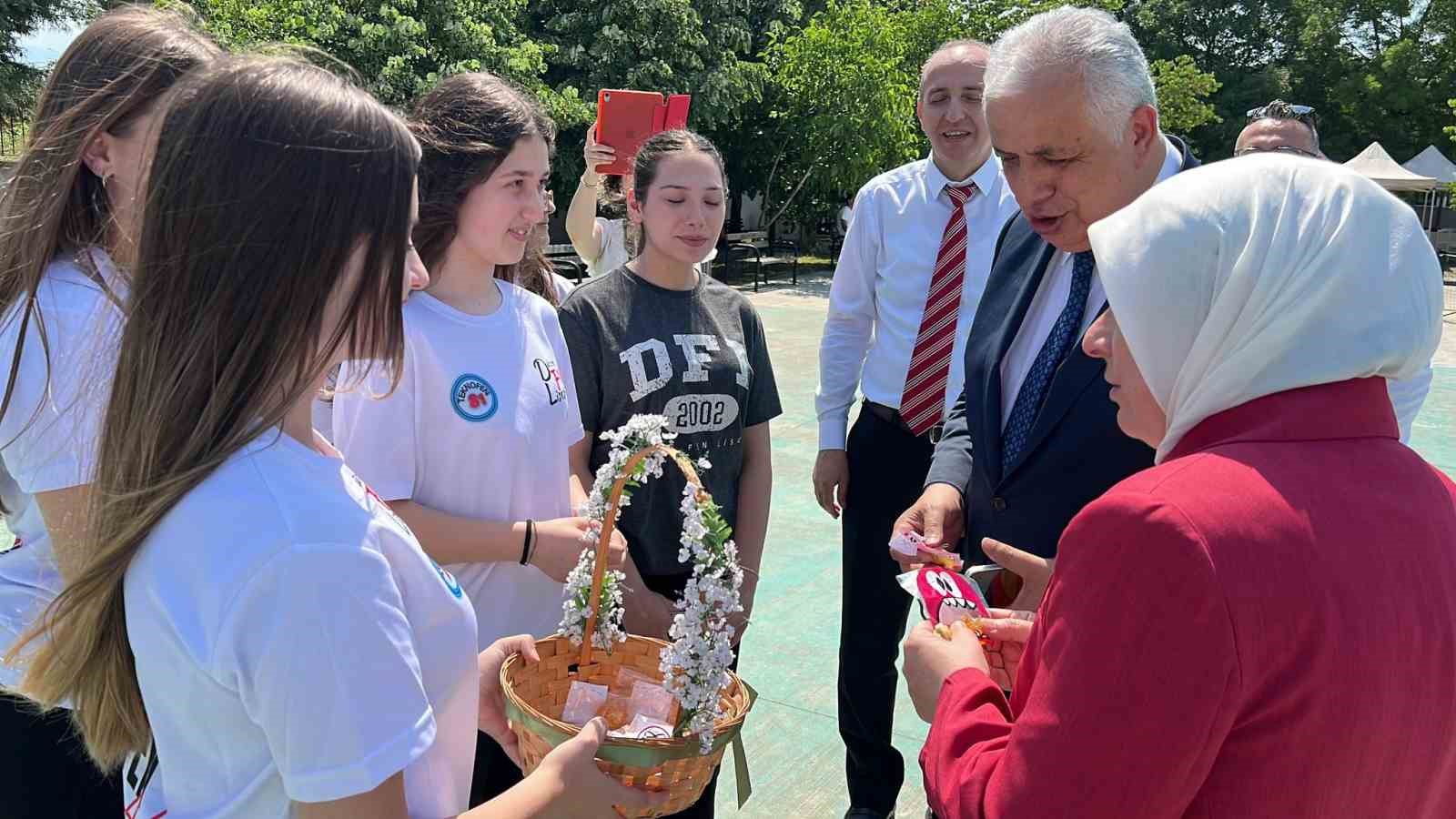 D&uuml;zce&rsquo;de &ouml;ğrencilerin bilim ve sanat projeleri g&ouml;r&uuml;c&uuml;ye &ccedil;ıktı