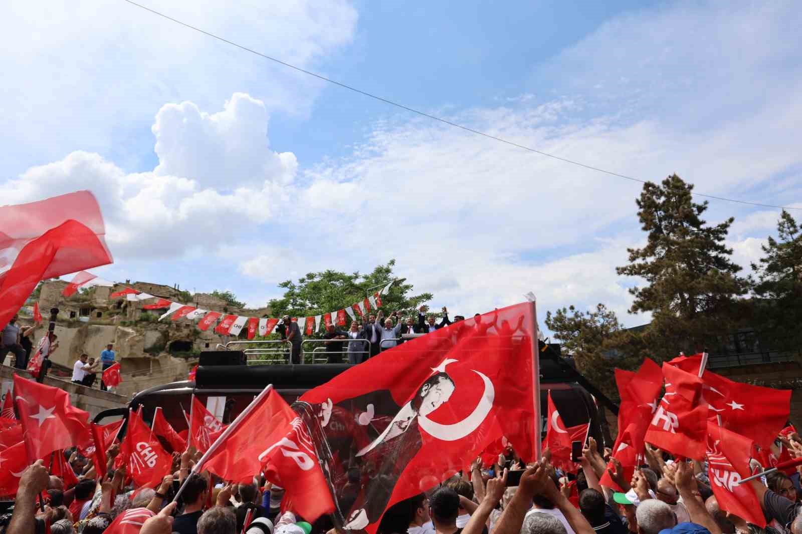 &Ouml;zg&uuml;r &Ouml;zel: "CHP&rsquo;nin se&ccedil;ilmiş genel başkanıyım, beni seven yarın sandığa gitsin"