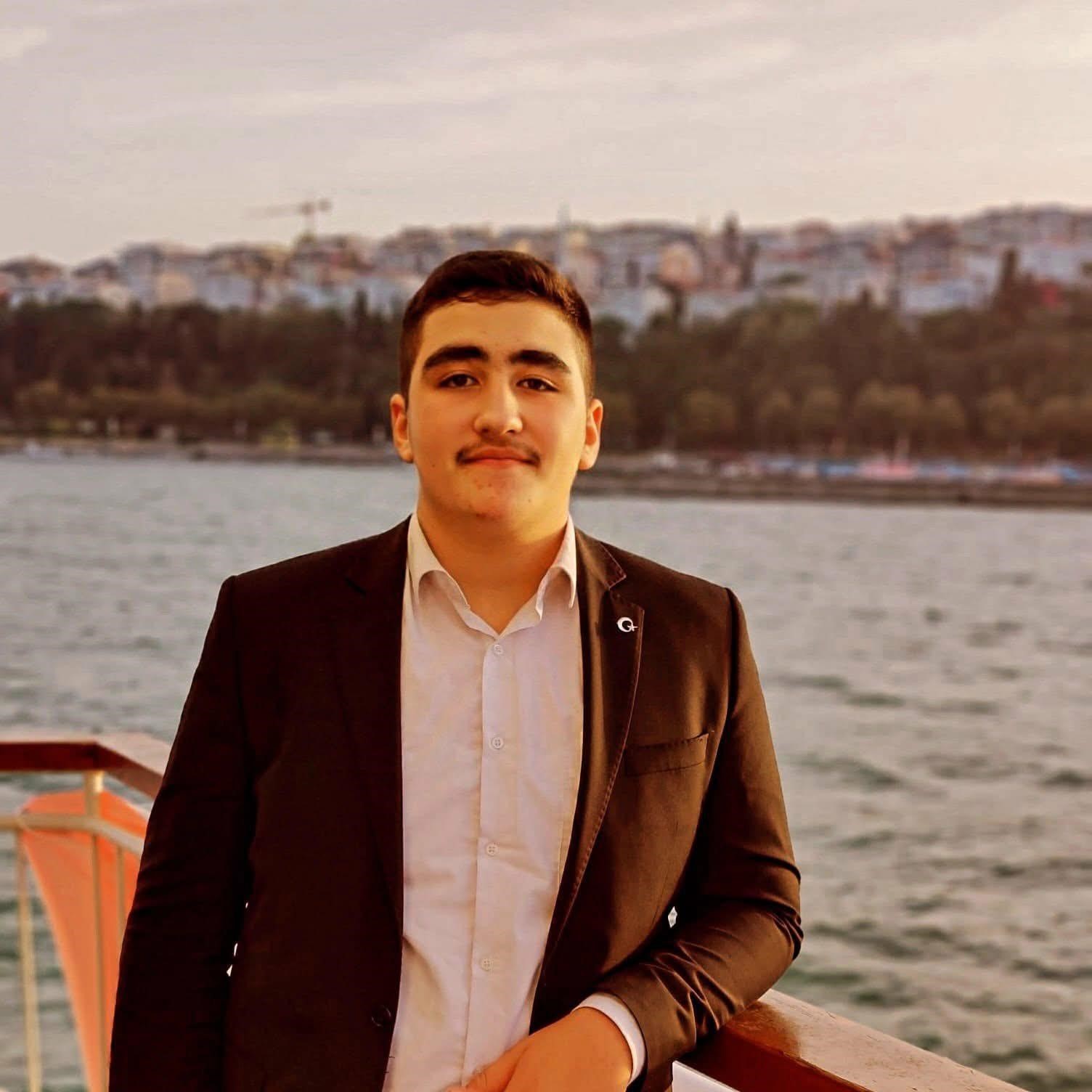 25 yaşındaki s&uuml;r&uuml;c&uuml;n&uuml;n hayatını kaybettiği feci kaza anı g&uuml;venlik kamerasında