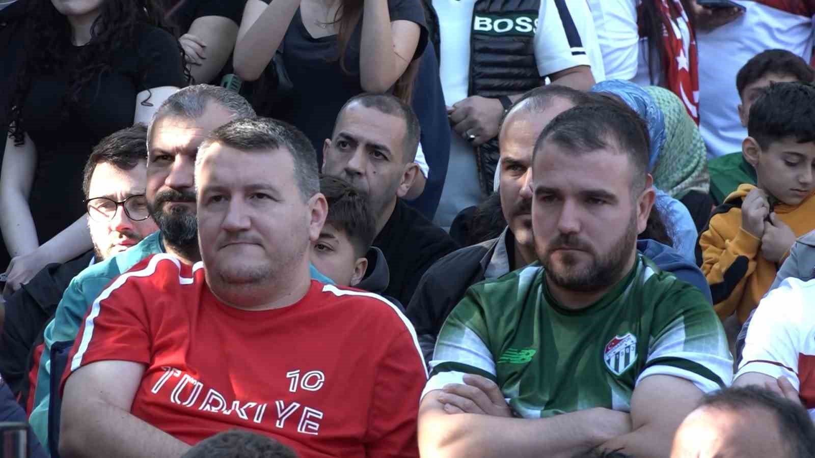 Bursa&rsquo;da meydanlara kurulan dev ekranlarda D&uuml;nya Kupası heyecanı yaşandı