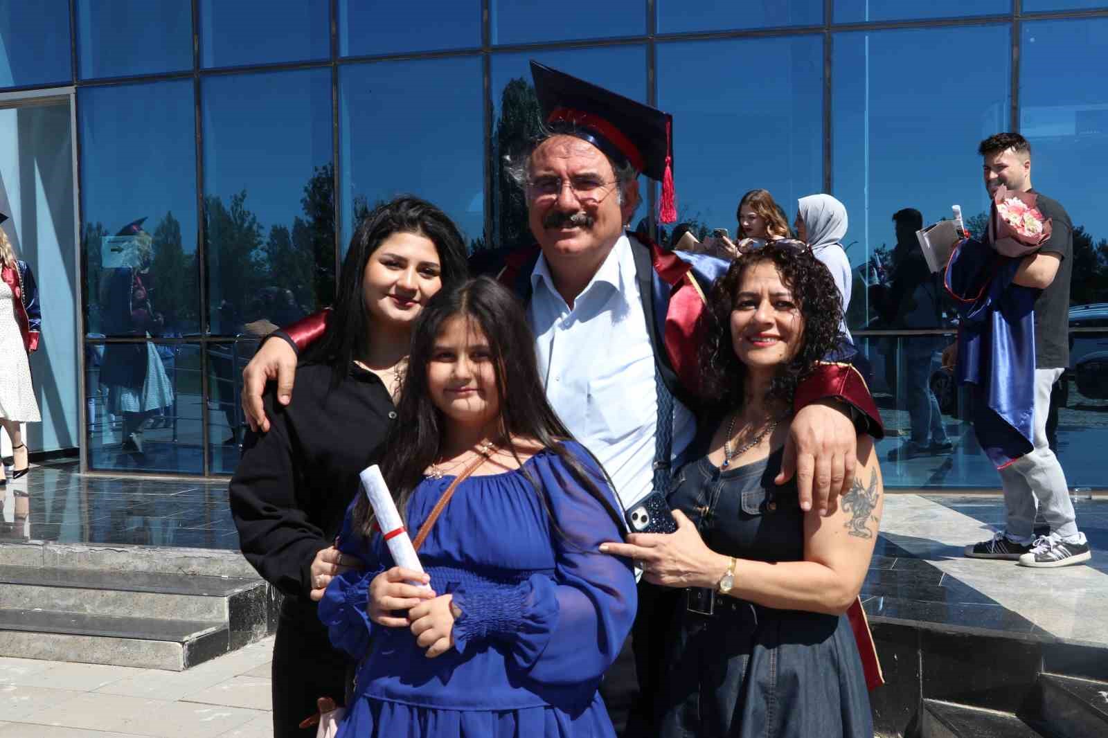 Yarım asrı devirdiler, c&uuml;ppe giyip mezun oldular