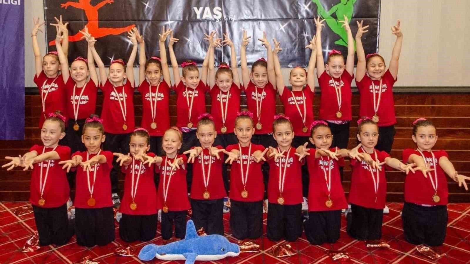 Egeli minik cimnastik&ccedil;iler turnuvalara damga vurdu