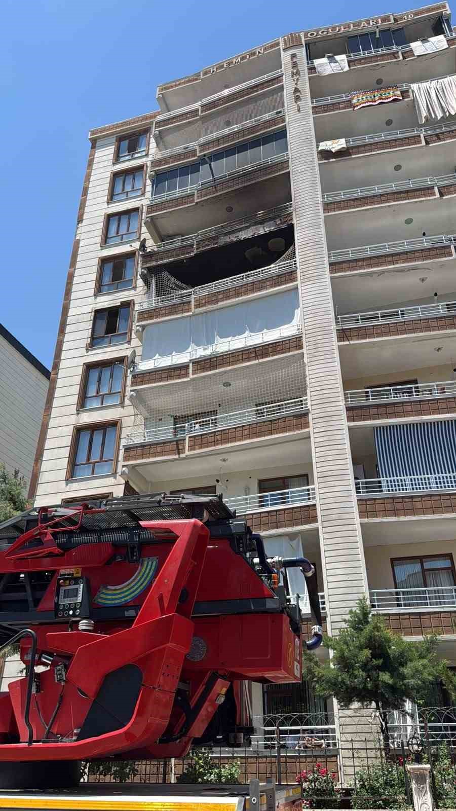 Diyarbakır&rsquo;da klimadan &ccedil;ıkan kıvılcım daireyi k&uuml;le &ccedil;evirdi