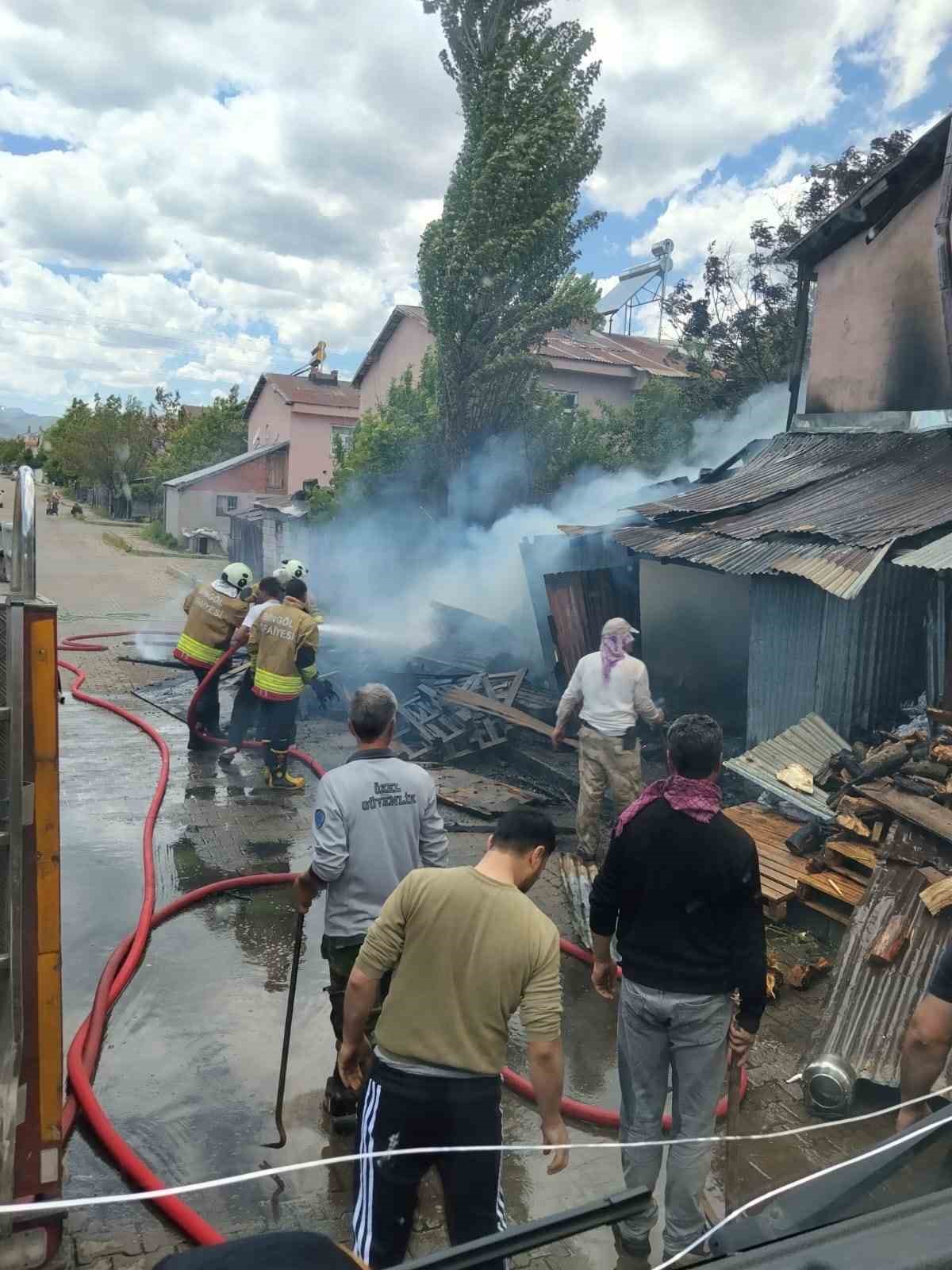 Bing&ouml;l&rsquo;de ev yangını: 2 kişi dumandan etkilendi