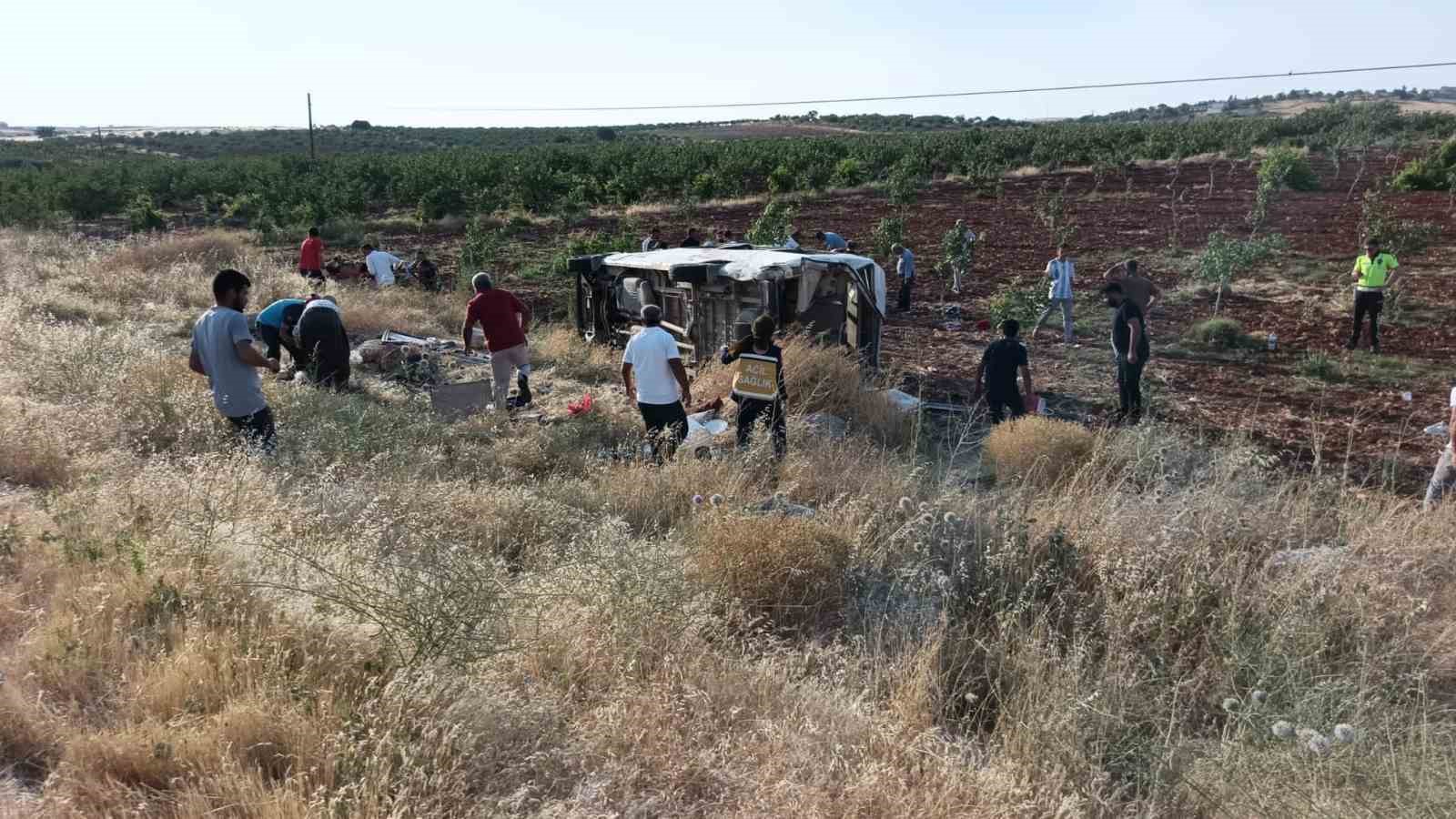 Tarım iş&ccedil;ilerini taşıyan minib&uuml;s devrildi: 22 yaralı